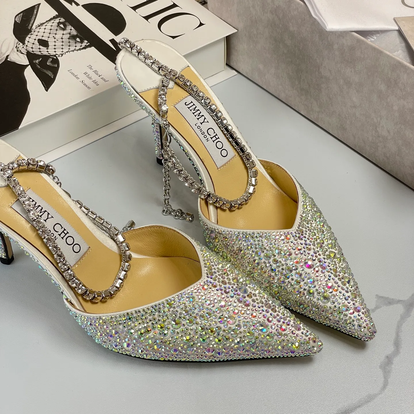 👟👟Ex-factory price 680👟👟 Jimmy Choo/Jimmy Choo classic diamond chain pointed toe crystal high-heeled sandals. Excellent crystal shoes, so beautiful that you can't take your eyes away. The shape of the shoes is very delicate, not too narrow and long. The internal space is sufficient, allowing the toes to relax enough. The rhinestones outline a charming arc on the instep, which is simply beautiful. It has a 360-degree surrounding fairy atmosphere, gorgeous but not exaggerated! ! The fabric is made of imported silk, with imported sheepskin lining. Customized A-grade Italian genuine leather sole. Heel height: 6.5 or 8.5. Size: 35-40 (41, 42, 43 customized, non-refundable)